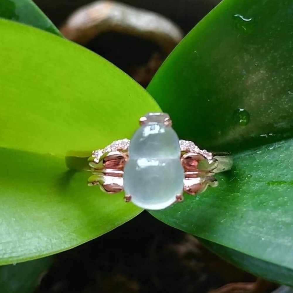 Beautiful 18K rose gold clearJade diamond ring